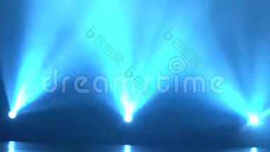 激光蓝光和烟雾的舞台聚光灯